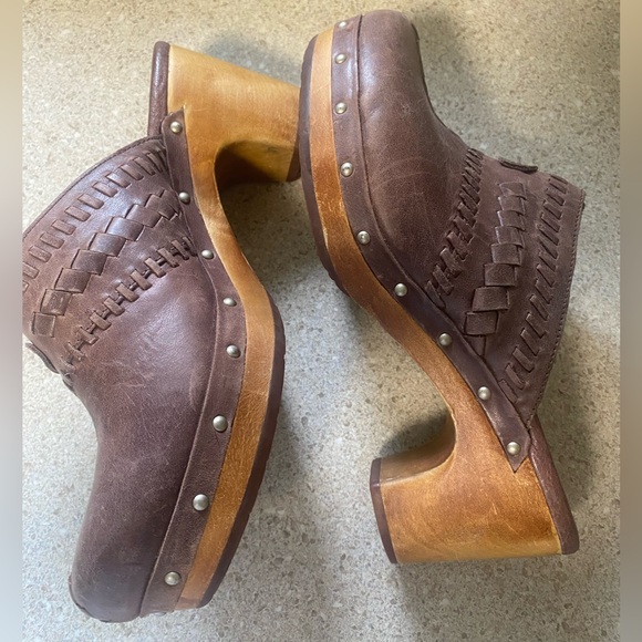 UGG Vivica Camel Leather Clog. Size 8 Wooden Heel. Sheerling Insole. Studded. - Picture 4 of 8